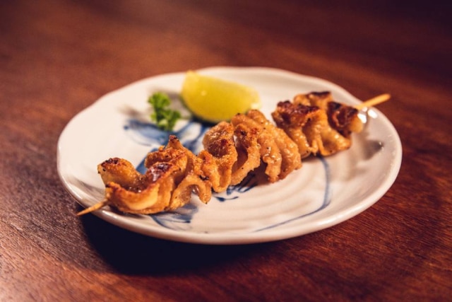Eduardo Ohara Kawa, espetinho de pele de frango, do Izakaya Kuroda by Little Tokyo.