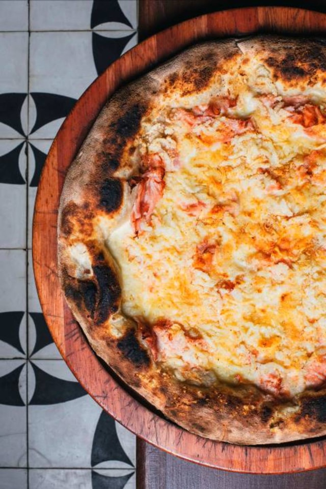 Bruno Geraldi Pizza fiocco, com cobertura de purê de batata, presunto, mussarela, parmesão e gremolata