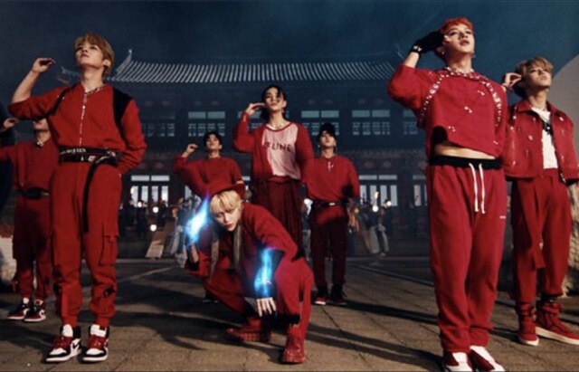 Twitter/@JYPnation O grupo k-pop Stray Kids no clipe de 'Thunderous'