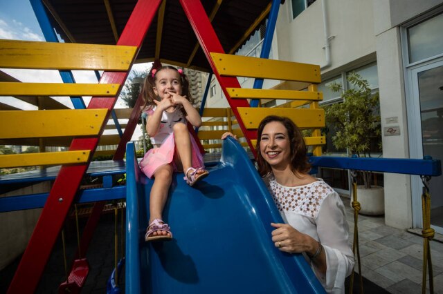 Taba Benedicto/Estadão Christelle Maillet planejou a maternidade com equipe de saúde mental para lidar com episódios de depressão e mania durante a gestação.