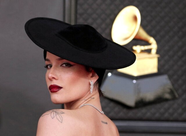 Maria Alejandra Cardona/Reuters Halsey disse que gravadora não permitiu lançamento de música por estratégia de marketing visando que novas produções sejam virais no TikTok.