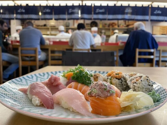 Combinado misto, com peixes variados, do Sushi Lika.
