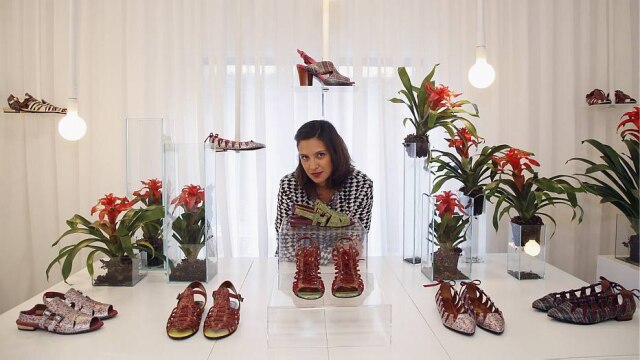Eliaria Andrade/Estadão A designer Bruna Botti aposta no conforto aliado ao design, tudo em couro