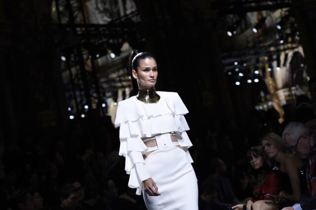 AFP PHOTO / MIGUEL MEDINA Carol Ribeiro, uma das agenciadas da Prime, no desfile da Balmain, em Paris: beleza brasileira em alta