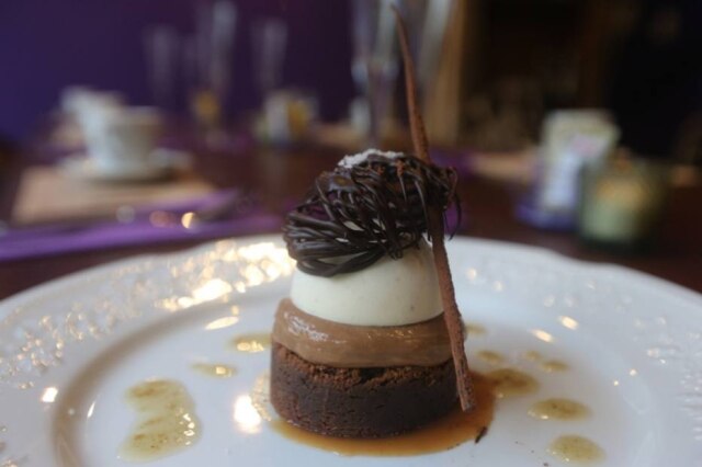 Nilton Fukuda|Estadão O Contraste de chocolate, sobremesa assinatura do chef, uma combinação de dois tipos de chocolate com azeite, mel, flor de sal e Cumaru.