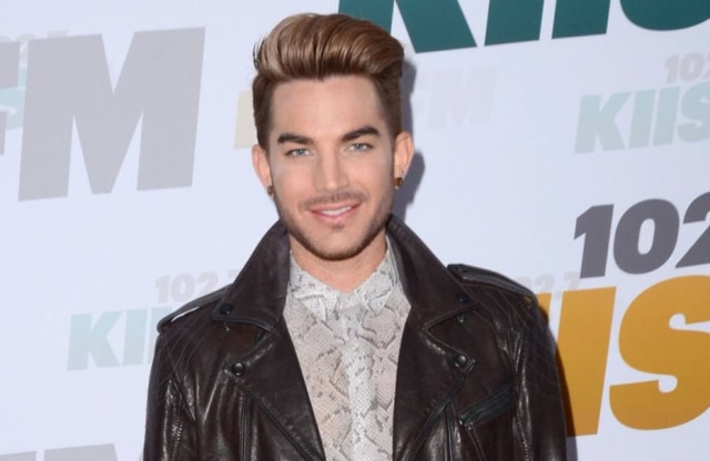 Bang Showbiz O cantor Adam Lambert elogia cantores que usam pronomes neutros em suas canções
