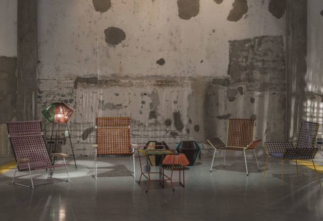 divulgação Paredes desgastadas servem de pano de fundo para a exposição da linha de móveis lançada pela Marni em Milão, durante a Semana de Design