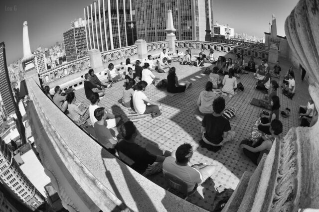 Lou G/ Divulgação Meditação acontece no topo do Ed. Martinelli