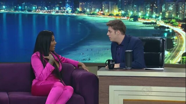 Reprodução/Record Cantora concedeu a primeira entrevista após realizar cirurgias plásticas no nariz e na bocheca.