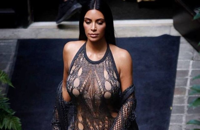 Reprodução/Instagram Kim Kardashian usou vestido todo recortado para assitir desfile da Balmain.