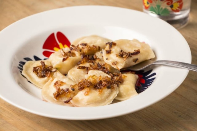 Codo Meletti|Estadão Pierogis recheados de batata e servidos com molho de cebola caramelizada, da Pierogueria