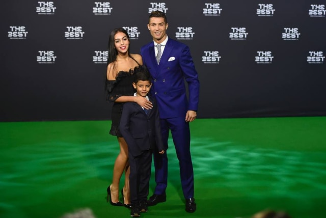 Michael Buholzer/ AFP Cristiano Ronaldo com a namorada Georgina Rodriguez e seu filho Cristiano Ronaldo Jr