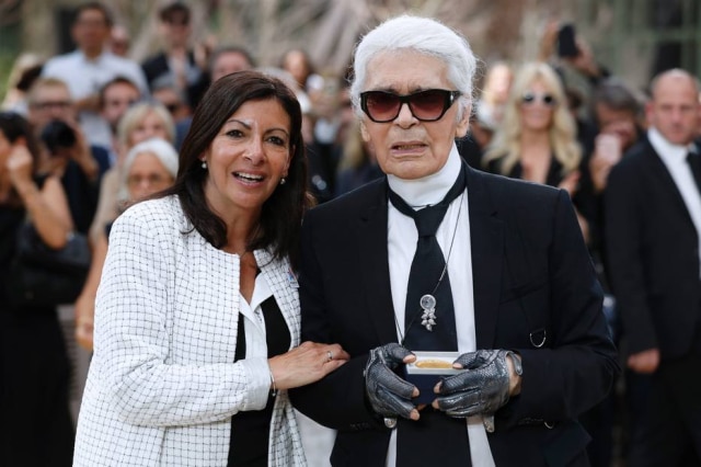 AFP PHOTO / Patrick KOVARIK Anne Hidalgo e Karl Lagerfeld.