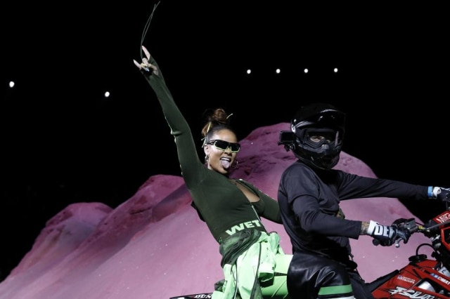 Peter Foley/EFE/EPA Rihanna aparece na garupa de uma moto ao final de seu desfile em Nova York