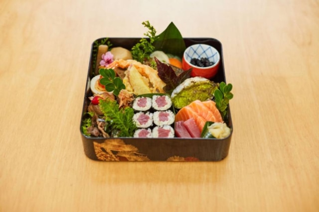 Gilberto Bronko Bento Box com quatro variedades de sashimi, quatro mini-tirashi, tamagoyaki e tsukemono