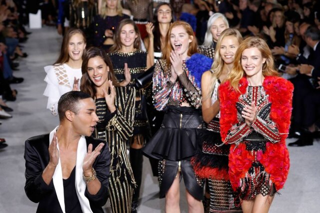 AFP PHOTO / FRANCOIS GUILLOT O estilista Olivier Rousteing entrou na passarela com as modelos após o desfile