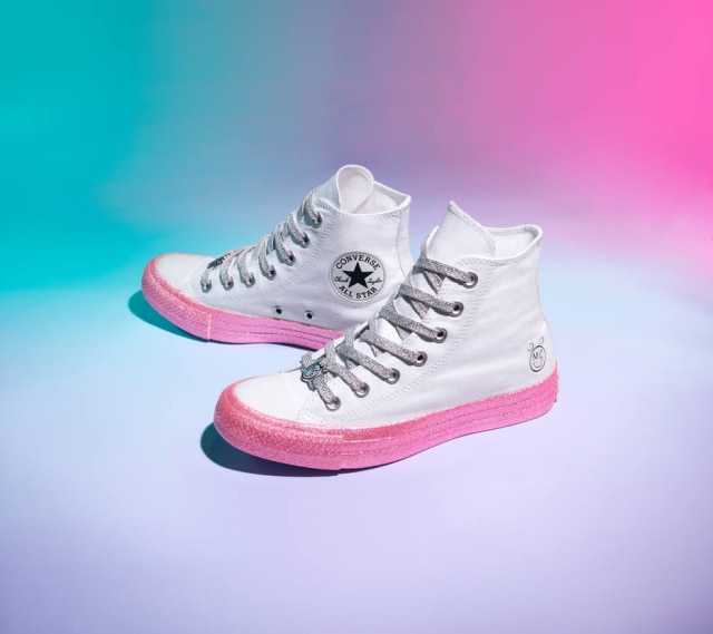 Divulgação O Chuck Taylor com cano alto e com solado brilhante de glitter
