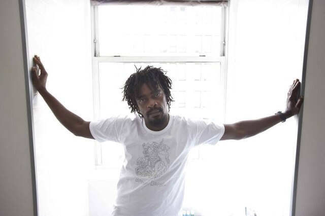 Joshua Bright/The New York Times O cantor brasileiro Seu Jorge começou um novo projeto no Instagram para espalhar para as pessoas sua paixão pelo tricô e crochê