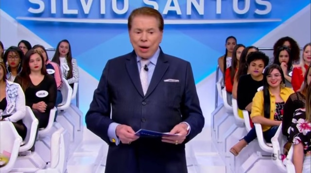 Reprodução de cena do 'Programa Silvio Santos'/SBT O apresentador Silvio Santos deixou a atriz Mariana Kupfer constrangida durante participação no 'Programa Silvio Santos'