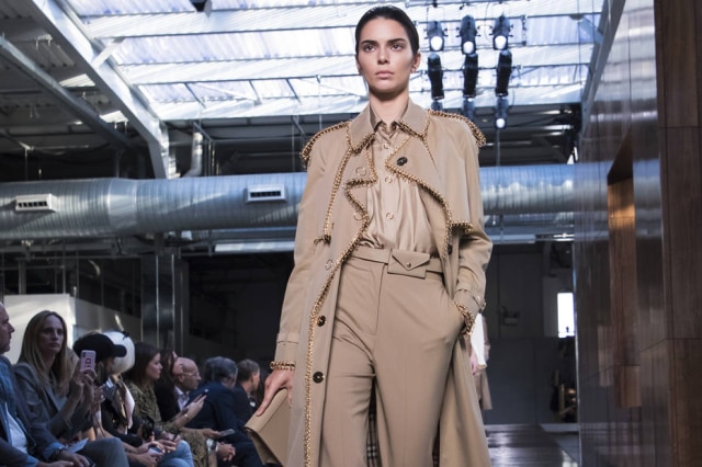 Vianney Le Caer/Invision/AP O trench coat, a peça mais famosa da Burberry, ganhou muitas versões na mão de Riccardo Tisci