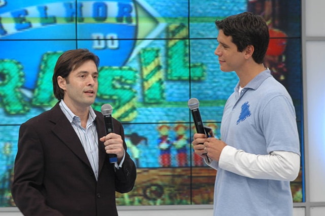 Record / Divulgação Marcio Garcia e o autor de novelas Tiago Santiago, no palco do 'O Melhor do Brasil' em 2006.