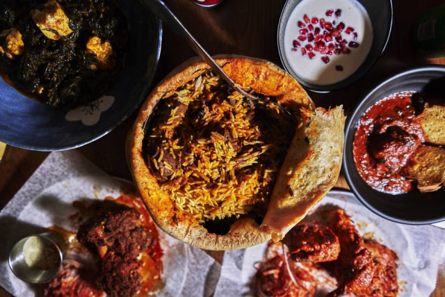 An Rong Xu/NYT A cozinha indiana do Adda não economiza nos temperos e especiarias. Na foto, biryani (prato de arroz, legumes e carnes) picante servido sob uma "tampa" de massa.