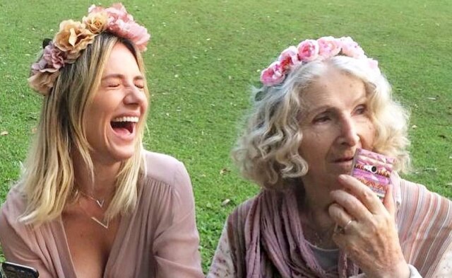Instagram / @gio_ewbank Giovanna Ewbank ao lado de sua avó.