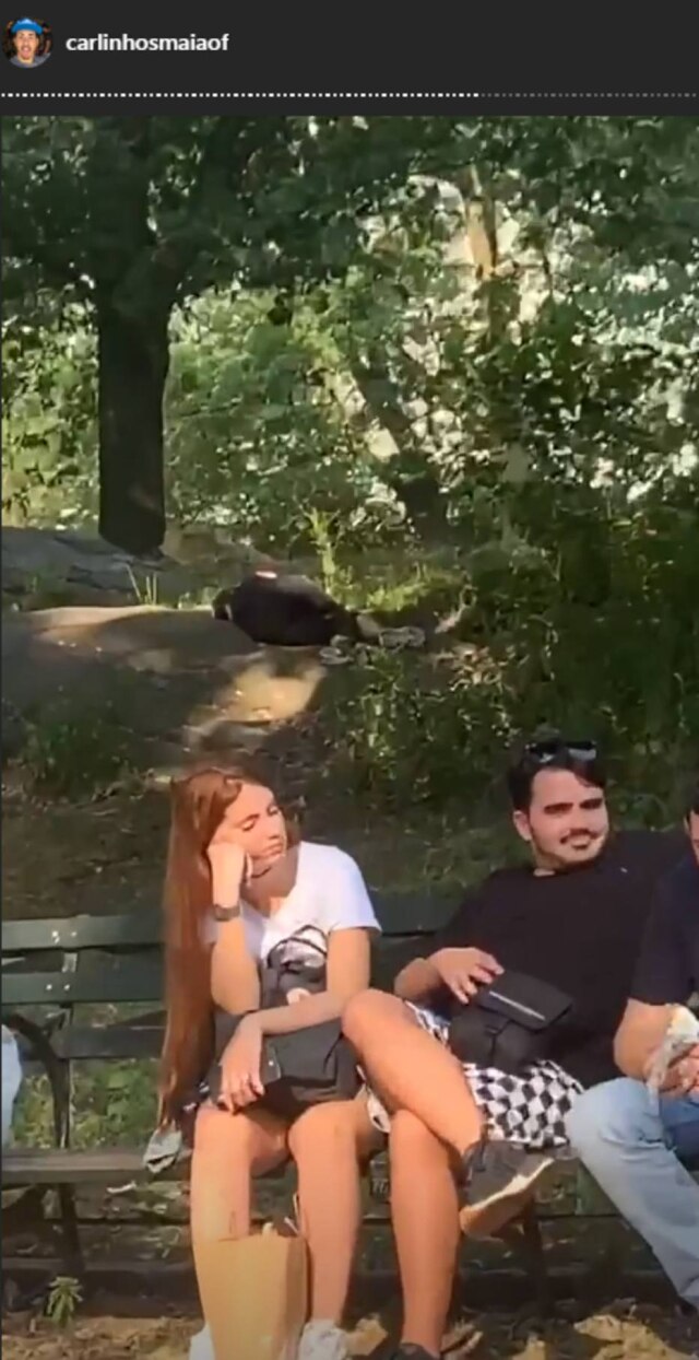 Instagram / @carlinhosmaiaof Além do morador de rua, Carlinhos Maia publicou story de outra pessoa dormindo no chão durante sua viagem: "Gente, aquela pessoa tá morta ali atrás? O pessoal aqui vai caindo, e vão dormindo. A gente não sabe se tá viva ou se tá morta. Povo doido, vão se jogando no chão e dorme, não é? Do nada. Vou chegar mais perto e ver se se tá bem".