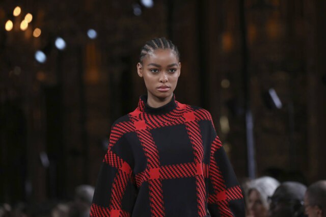 Vianney Le Caer/Invision/AP Modelo veste criação de Stella McCartney, uma das primeiras grandes estilistas a banir os produtos ligados a animais.