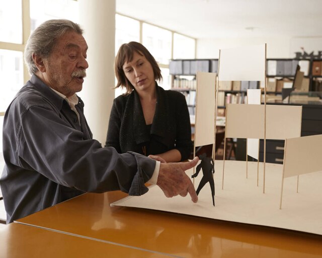 Pablo Saborido O arquiteto Paulo Mendes da Rocha, e sua filha Nadezhda Mendes da Rocha, que criaram uma escultura para a mostra em Tijucas, SC