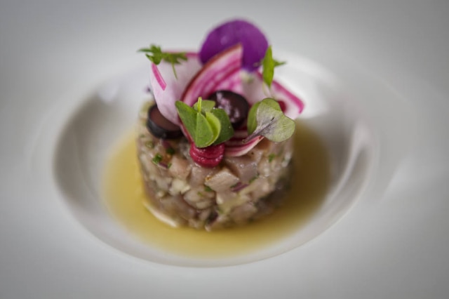 Taba Benedicto/Estadão Por atum: tartare de atum com porco caldo citrico de presunto cru e flores comestíveis.