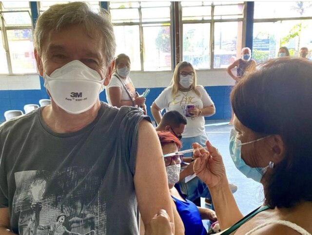 Instagram/@serginhogroisman O apresentador do 'Altas Horas', Serginho Groisman, tomou a primeira dose da vacina contra o novo coronavírus