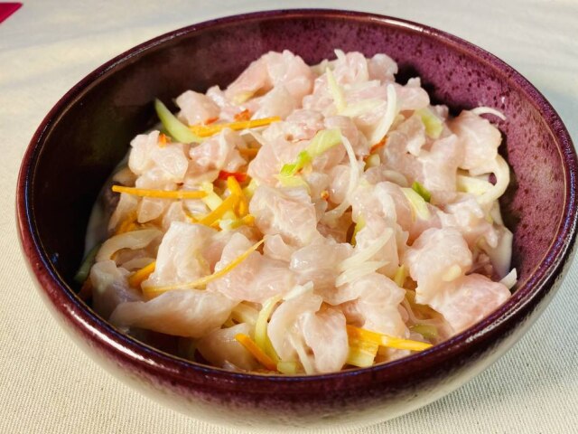 Ceviche de peixe branco com cenoura, pepino e leite de coco.