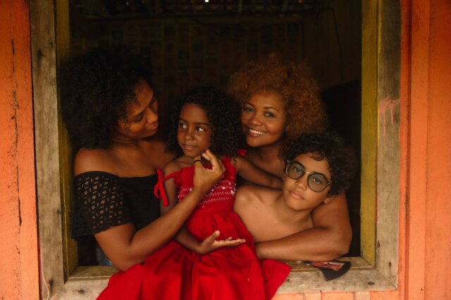 Divulgação / Estúdio Tereza e Aryane Gaby Amarantos, seu filho Davi, 12, sua sobrinha Ana Vitória, 5, e sua irmã Gabriele