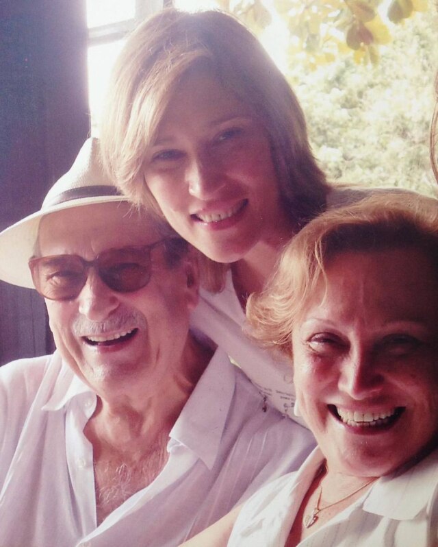 Instagram / @bethgoulartoficial A atriz Beth Goulart publicou uma foto com seus pais, os atores Nicette Bruno e Paulo Goulart, ao relembrar o aniversário de morte de Goulart, no dia 13 de março. A atriz aproveitou e deixou uma mensagem sobre a vida após a partida dos entes queridos.