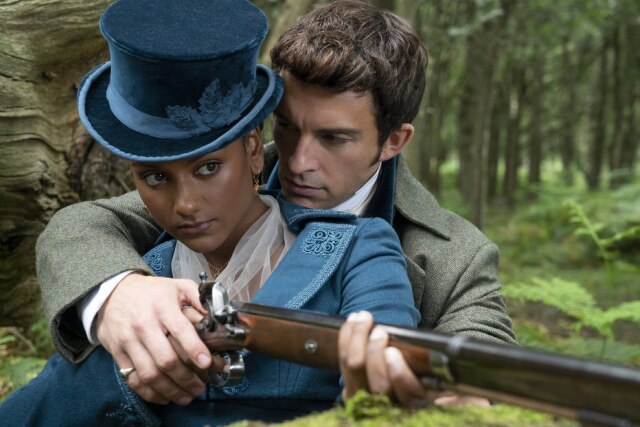 Liam Daniel/Netflix Kate Sharma (Simone Ashley) e Anthony Bridgerton (Jonathan Bailey) vivem relação conturbada na segunda temporada de 'Bridgerton'.