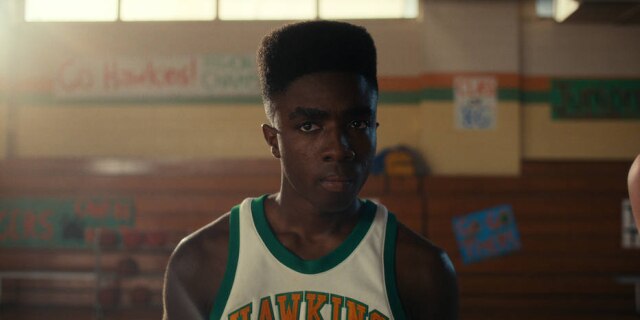 Netflix O ator Caleb McLaughlin resolveu fazer uma homenagem ao jogador Kobe Bryant na nova temporada.