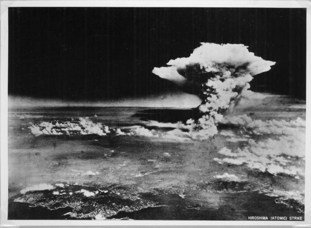 Imagens da  explosão da bomba atômica sobre a cidade de Hiroshima em 06/8/1945.