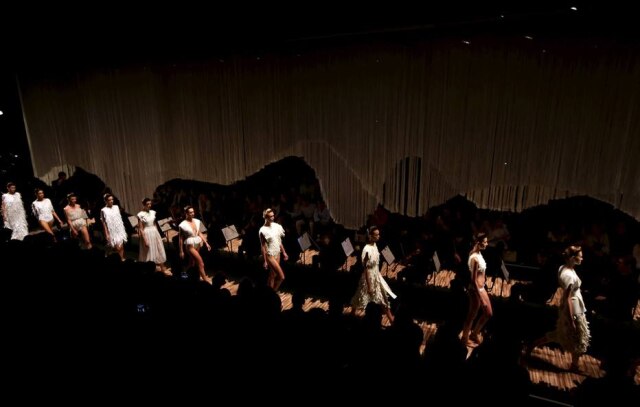 REUTERS/Paulo Whitaker Desfile primavera/verão 2016 da grife Lenny Niemeyer no São Paulo Fashion Week