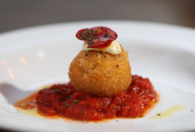 Alex Silva|Estadão Porção individual. O bolinho de bacalhau com molho bravo.