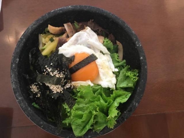 José Orenstein|Estadão No 'bibimbap', o arroz na cumbuca de pedra quente guarda o frescor das verduras