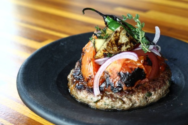 Marcio Fernandes|Estadão O tepsi kebab, com carne moída, tipo kafta, assada com tomate