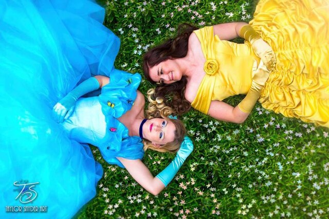 Reprodução/Facebook Americanas fizeram ensaio de casamento inspirado em princesas da Disney.