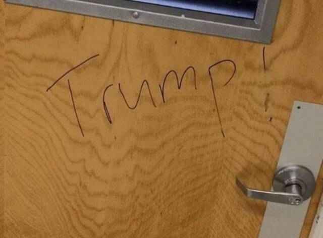 Reprodução/Twitter Porta da sala de orações da Associação de Estudantes Muçulmanos da Universidade de Nova York