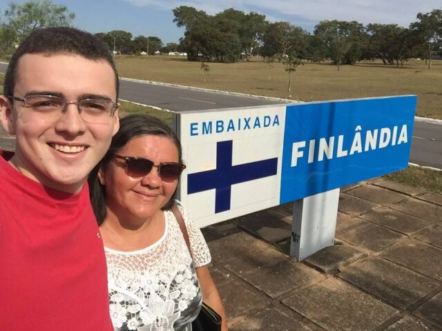 Acervo Pessoal Isabel Cristina Fernandes Isabel acompanho o filho Pedro Fernandes para tirar o visto para o intercâmbio