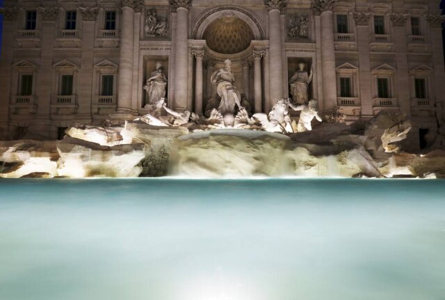 Alessandro Bianchi/REUTERS Turistas jogam milhares de moedas todos os anos na Fontana di Trevi, em Roma.