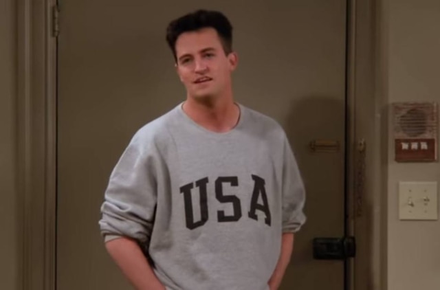 Reprodução de cena da série 'Friends'/ Warner Bros O ator Mathew Perry na série 'Friends'