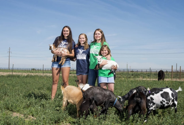 Matt Nager/The New York Times Jennifer Dionisio com suas três filhas, Erin, Regan e Ally (das esquerda para a direita) na fazenda da família