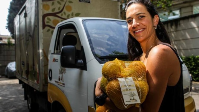 Rafael Arbex/Estadão Conexão. Alessandra Sodré entrega suas laranjas diretamente para compradores; cafeicultores e donos de ‘frutas imperfeitas’ também aderiram