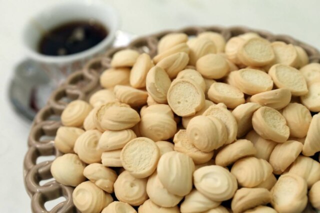 JF Diorio|Estadão Sequilhos, biscoitos enrolados um a um
